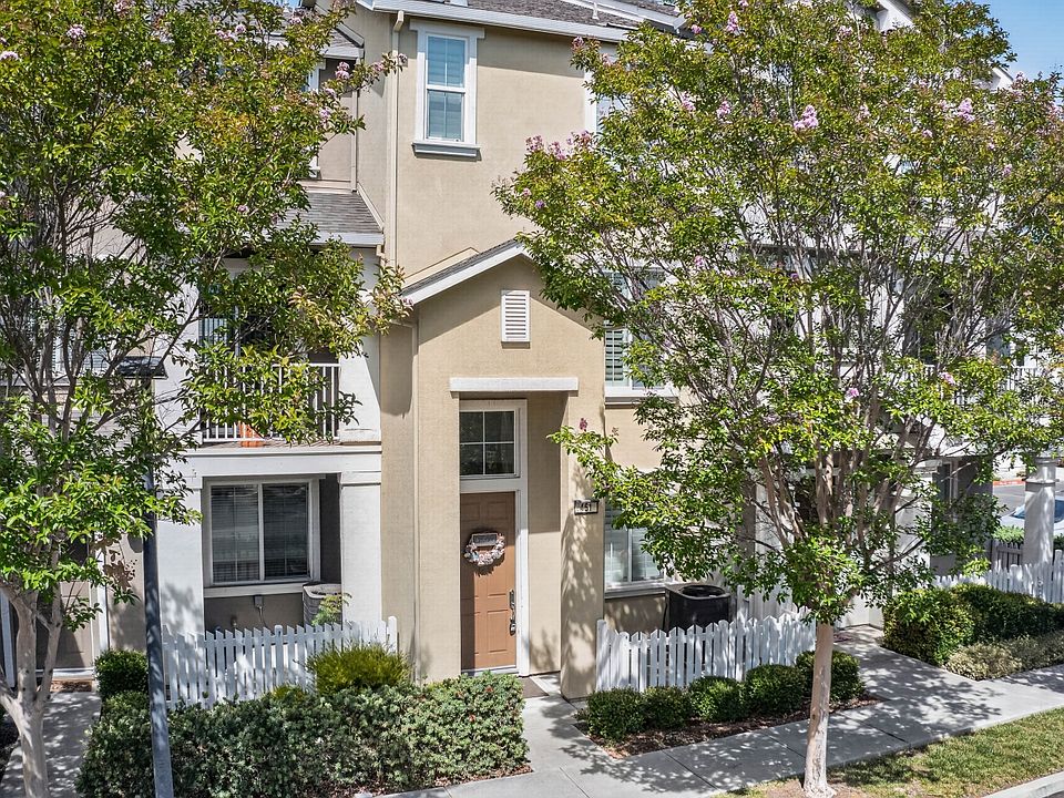 1st image of 461 Bedford Loop