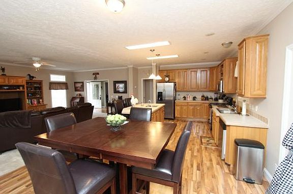 5th image of 105 Holland Ln