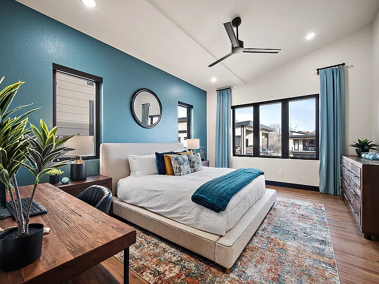 +2nd floor
+Primary bedroom
+King bed
+Attached bathroom
+Walk-in closet