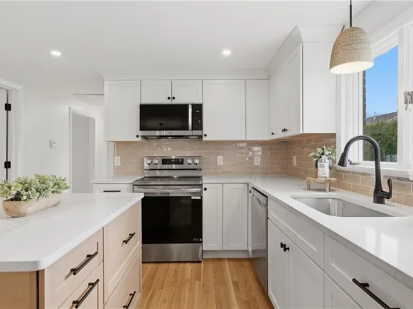 44 Valente Dr, Cranston, RI 02920