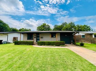 2221 Queensbury Rd, Moore, OK 73160