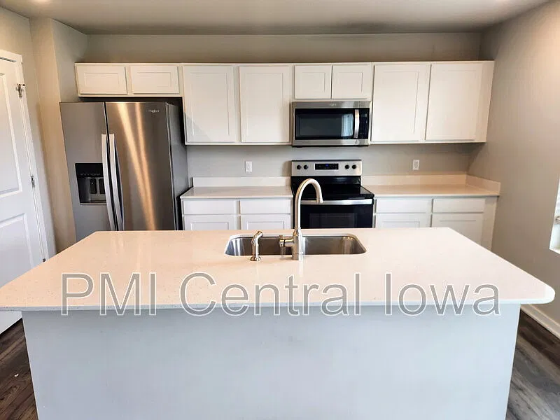 5 bed, 3.5 bath, 2110 sqft, $2,600 — Photo 3