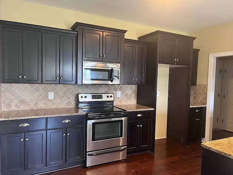 415 Fernhurst Ln — Photo 16