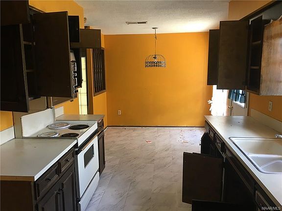 3rd image of 5753 Hyde Park Dr