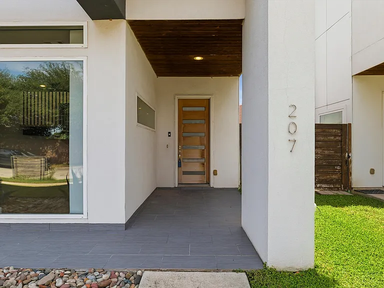 207 Adrian Dr — Photo 2