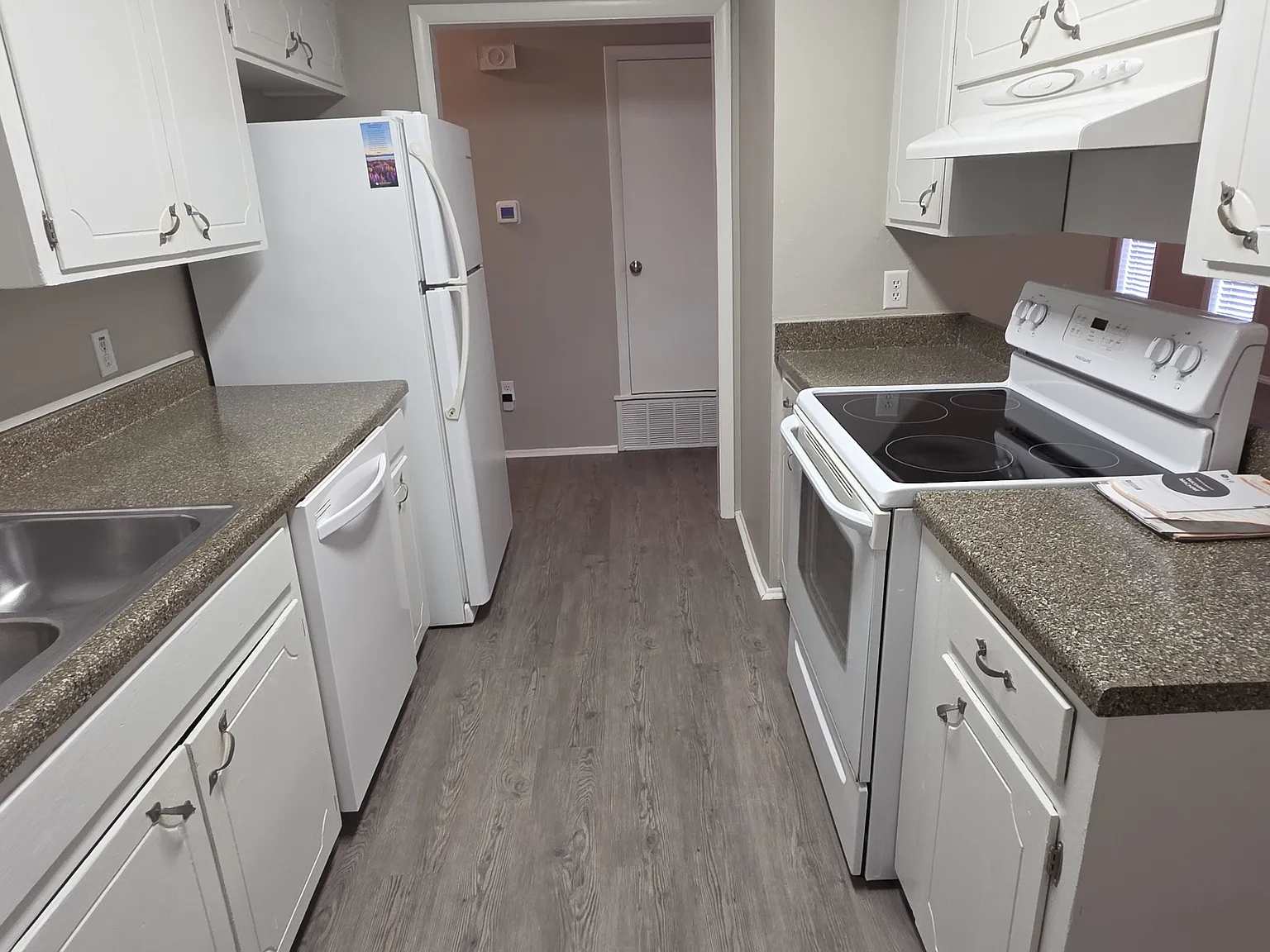 3 bed, 1.5 bath, 1044 sqft, $1,450 — Photo 2