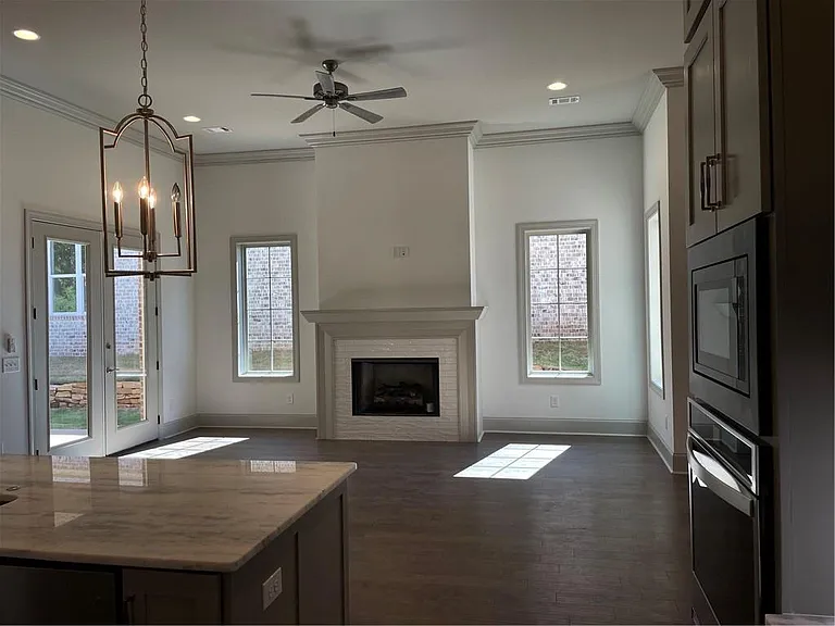 441 Windsor Dr — Photo 3