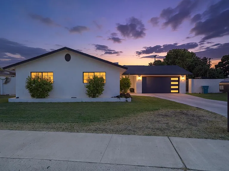 301 E Royal Palm Rd — Photo 3