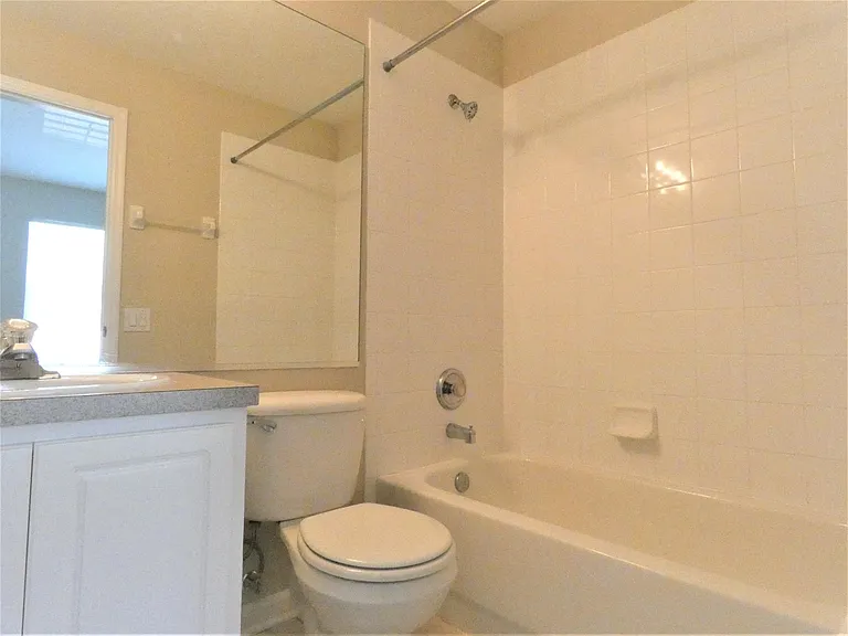 935 Vineland Pl — Photo 8