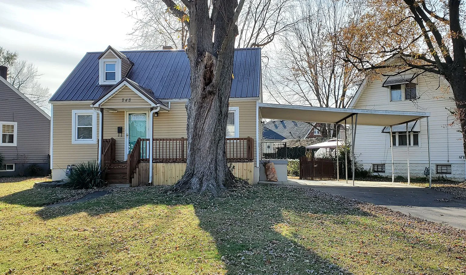 CLEAN and Updated Dollhouse! 3 Bedrooms, ~2 Bathrooms, Redone Hardwood Floors, 2 Car Carport, Bas... — Photo 1