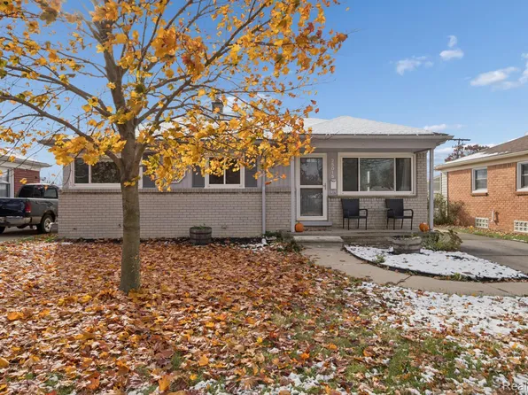 25015 Meadows Ave, Flat Rock, MI 48134