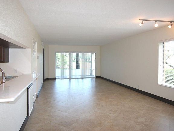 4th image of 1192 The Pointe Dr #14