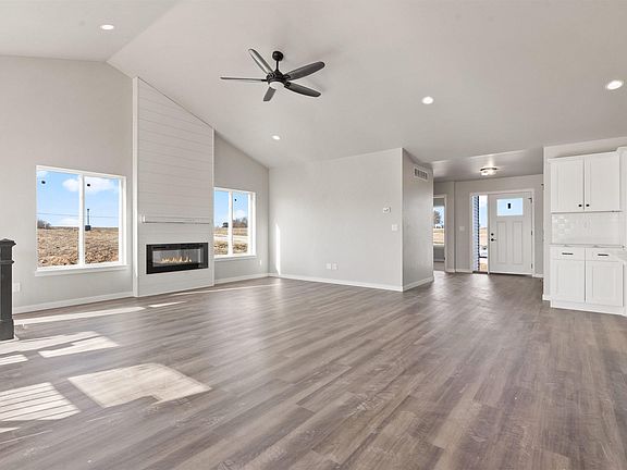 4th image of 128 Paradise Blvd