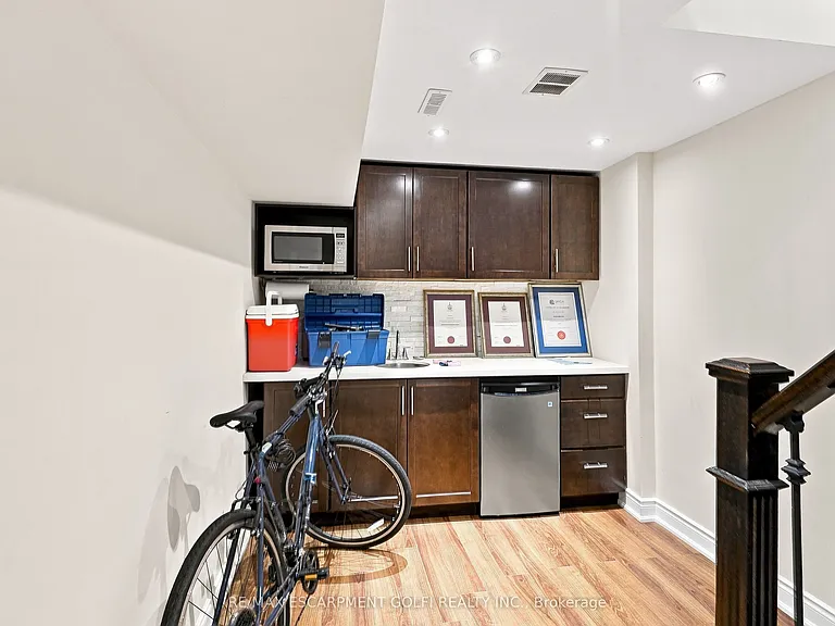 1050 Ryckman Cmn — Photo 19