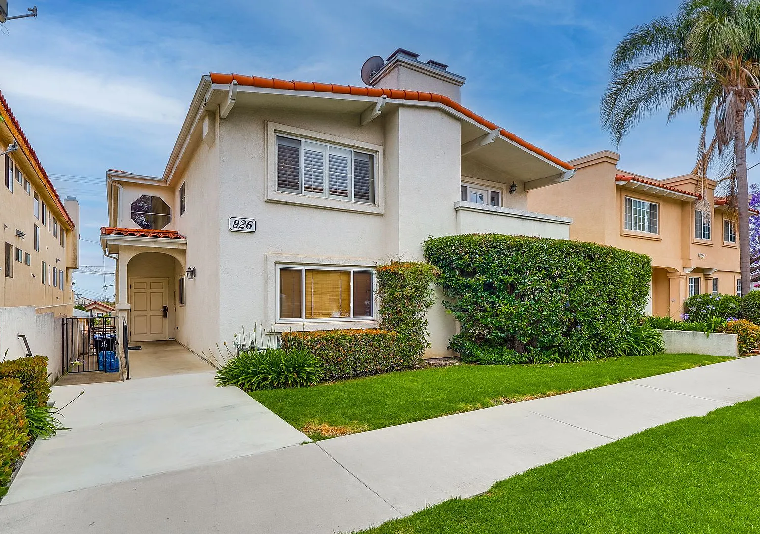 A Must SEE! Specious 3 Bedroom 2 bath upstairs condo — Photo 1