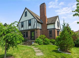 7 Harbour Ter, Cranston, RI 02905