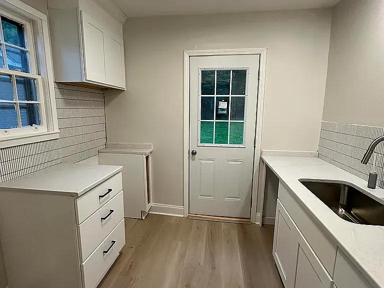 402 Edgewood St — Photo 4