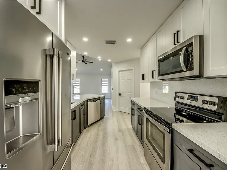 412 NE 17th Pl — Photo 11