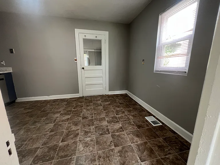 1438 Lillian Ave — Photo 9