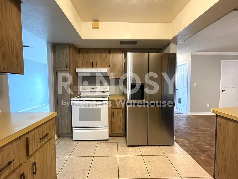 802 Embassy Rd — Photo 6