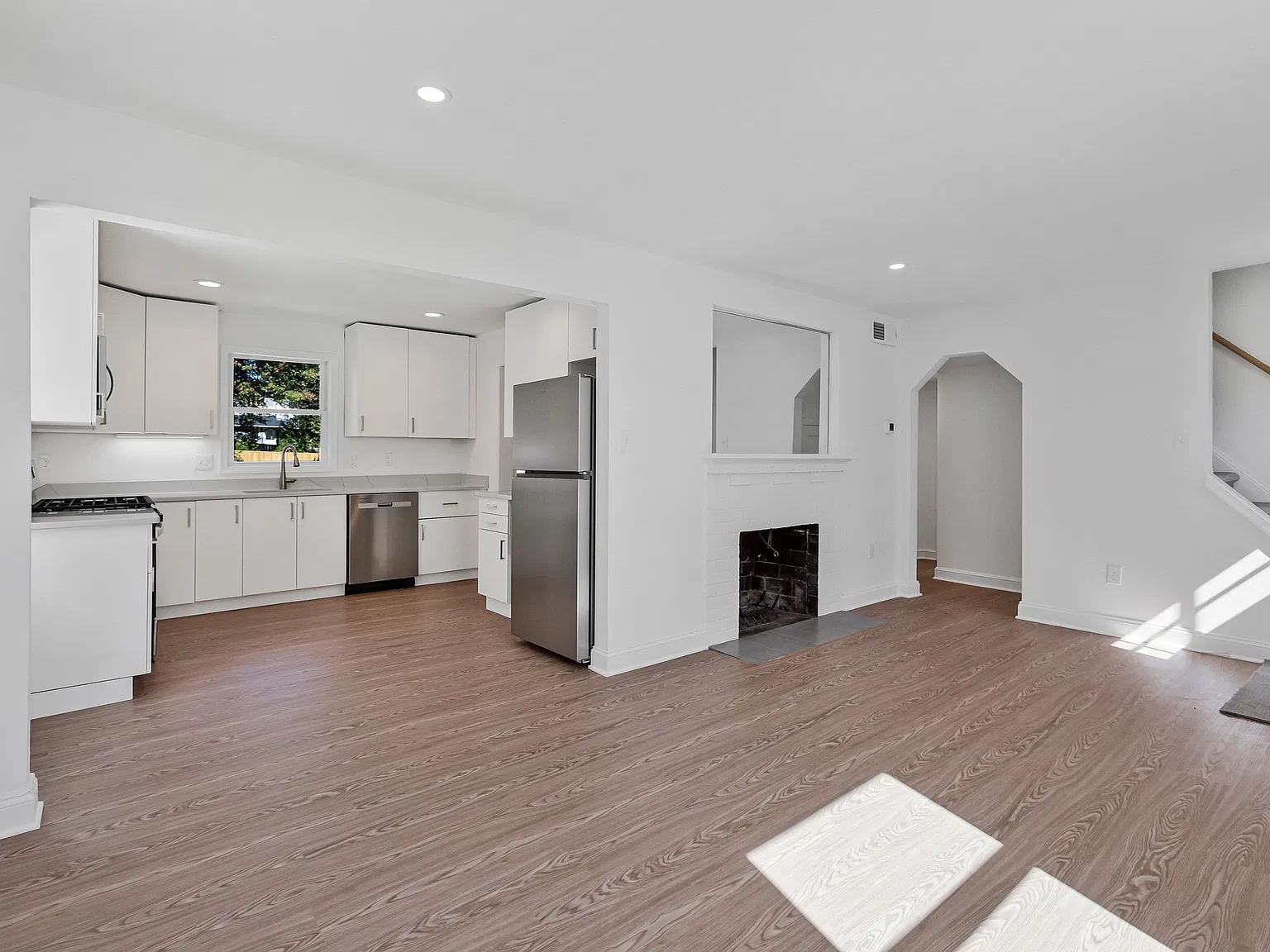 4 bed, 1296 sqft, $4,295 — Photo 4