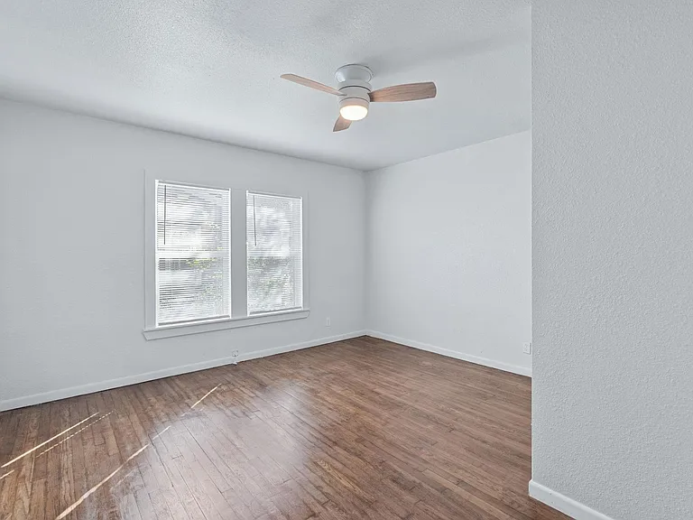 105 Riverside Dr — Photo 7