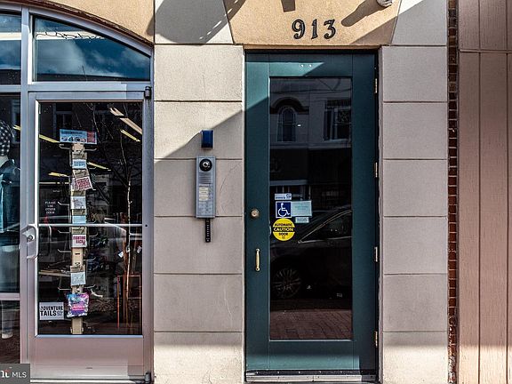 3rd image of 913 Caroline St