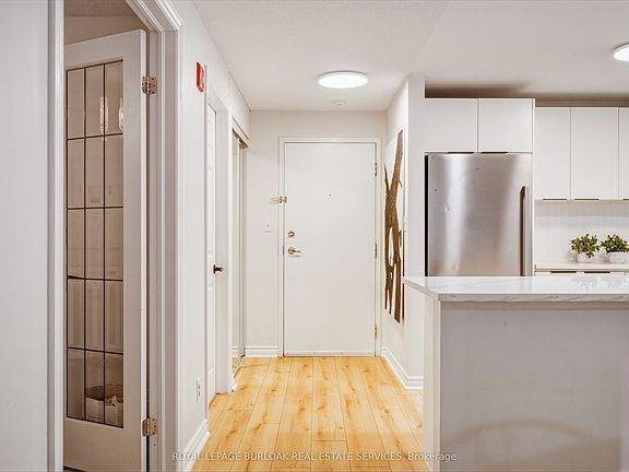 4th image of 262 Dundas St E #111