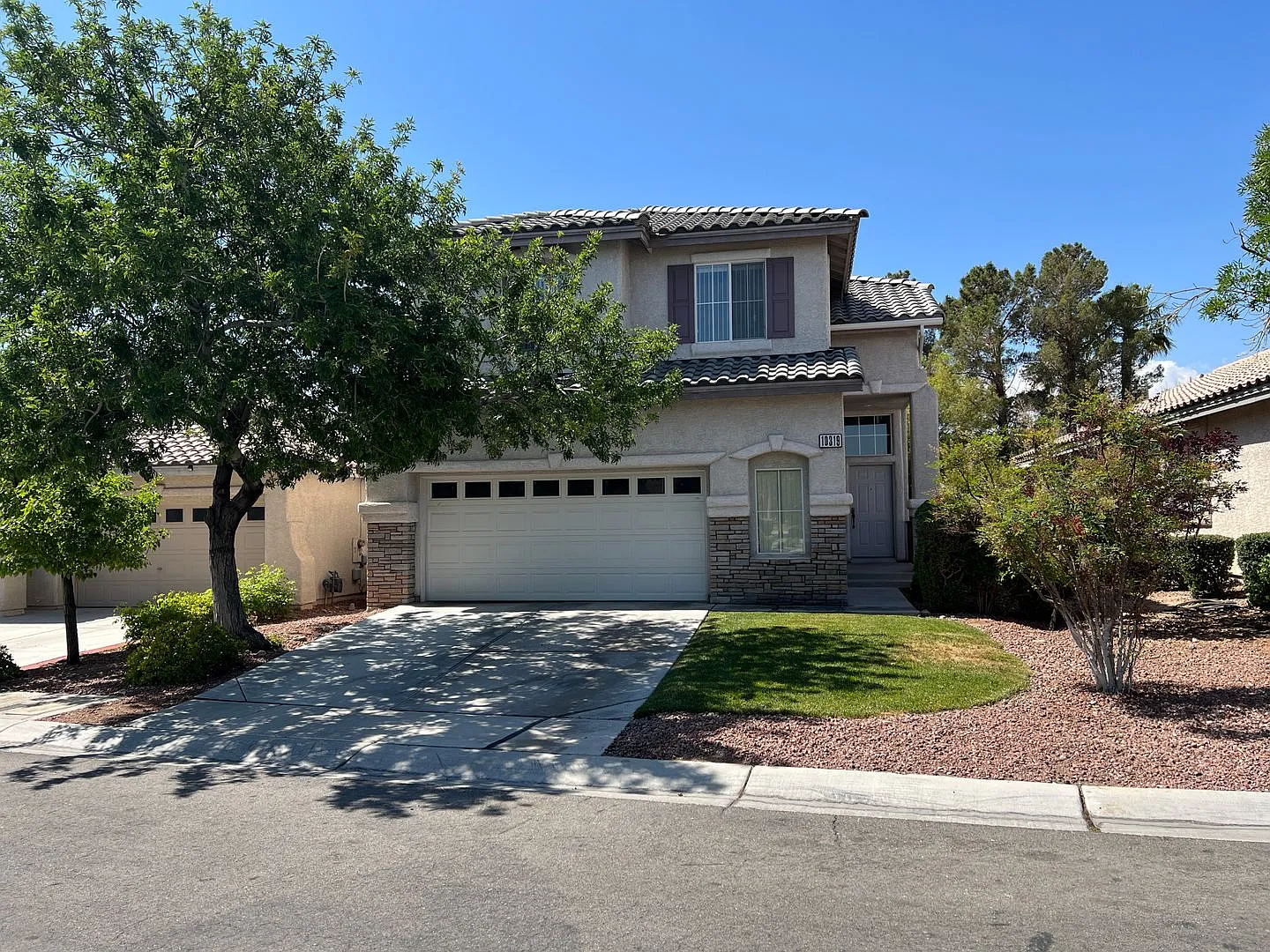 Stunning 4 Bed/2Bath/2Car home located in the Village in Summerlin! — Photo 1