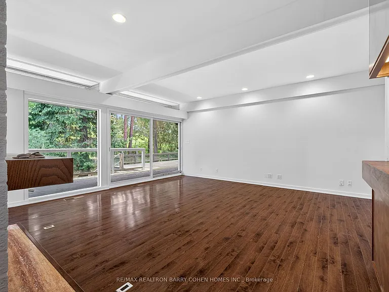 21 Tudor Gate — Photo 24
