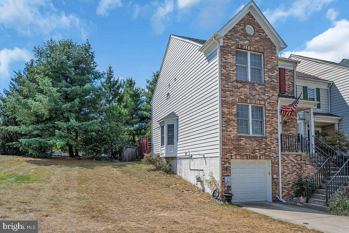 3 bed, 3.0 bath, 2126 sqft, $3,400 — Photo 1