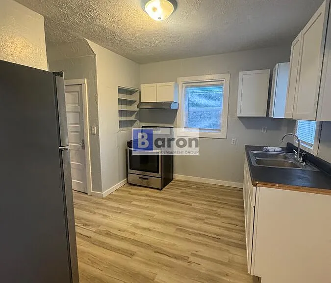 910 Allen St — Photo 3