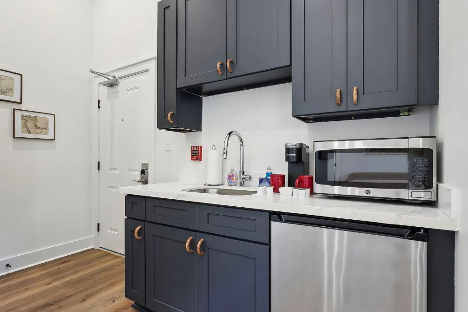 2 bed, 2.0 bath, 861 sqft, $5,207 — Photo 2