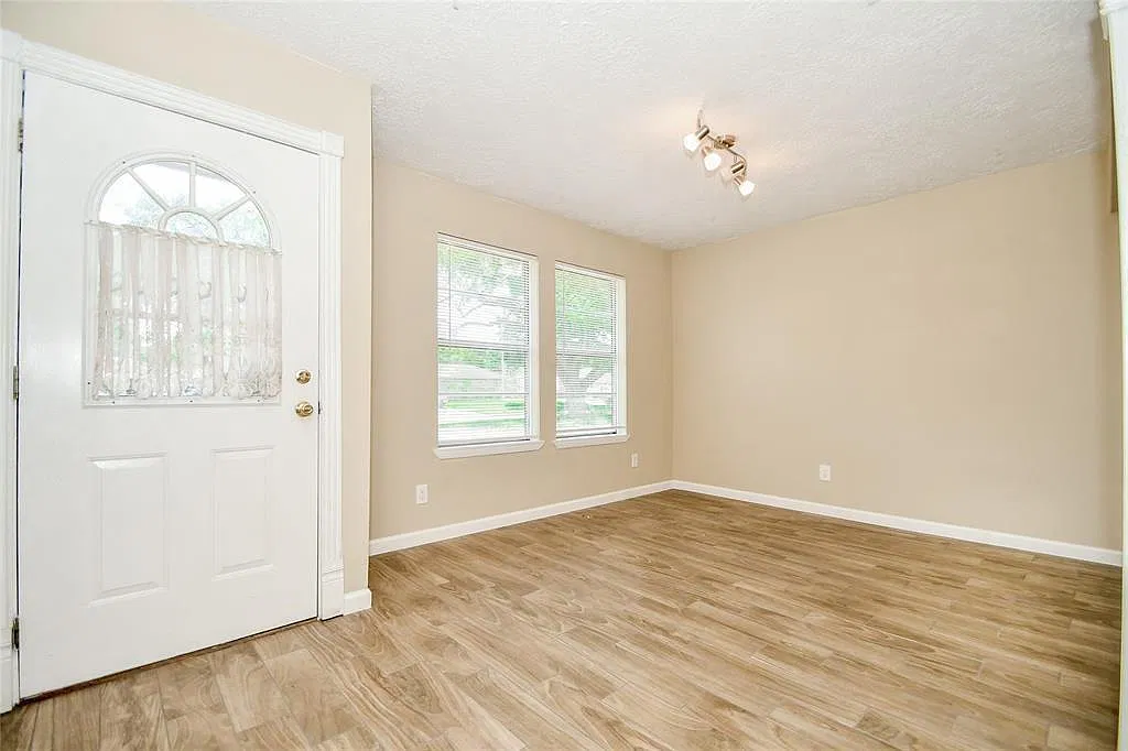 3 bed, 3.0 bath, 2139 sqft, $2,000 — Photo 3