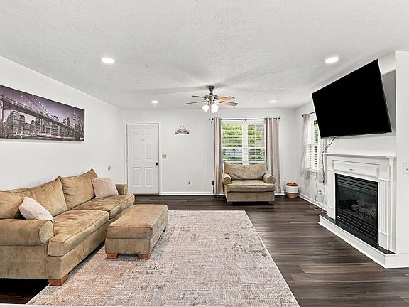 3rd image of 402 4th St