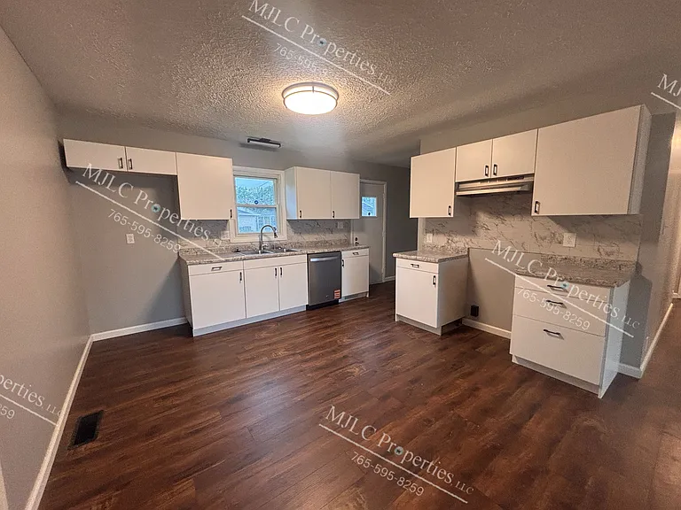 3201 S Elm St — Photo 3