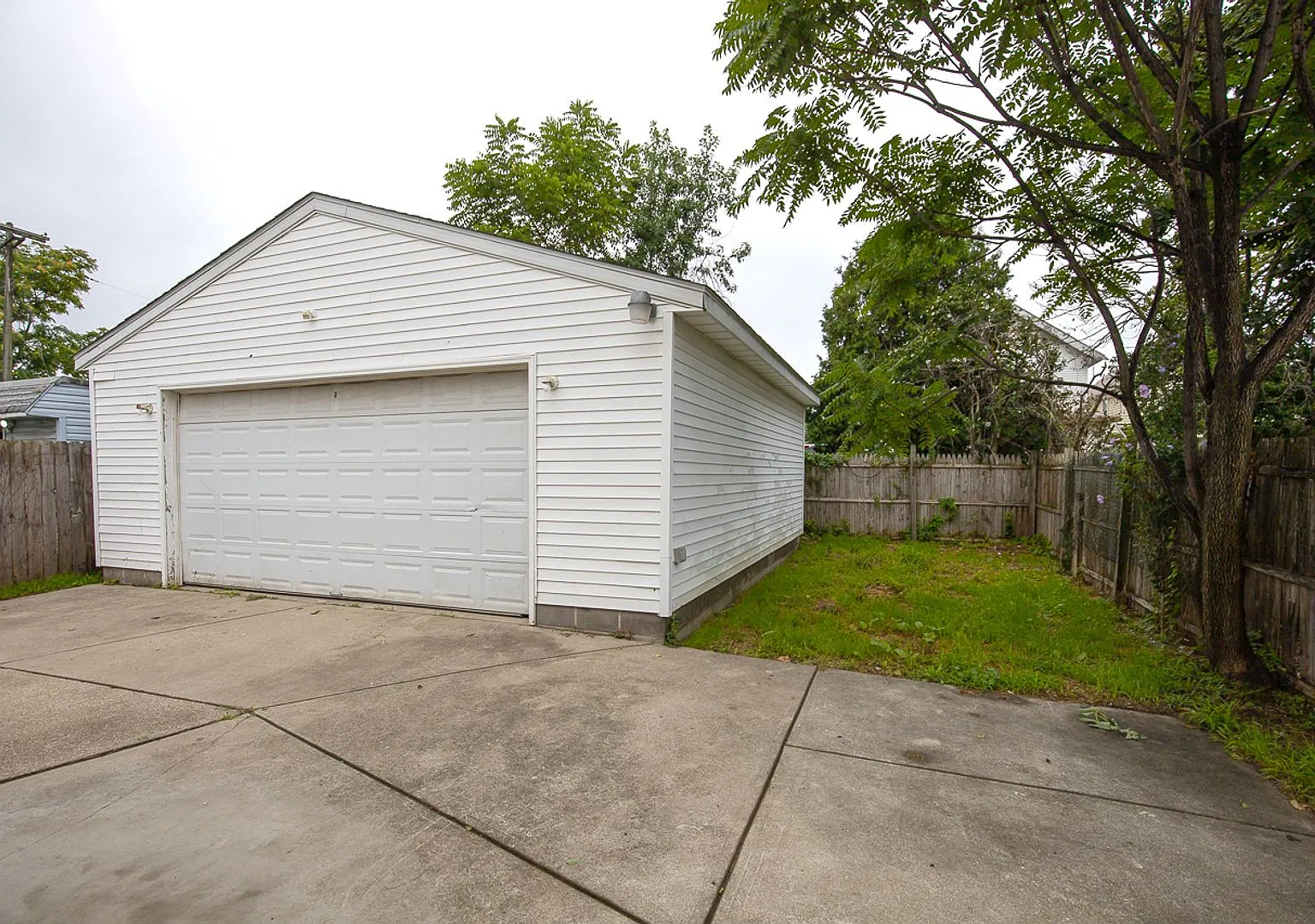 Spacious & Fully Renovated 4-Bedroom Upstairs Unit in Cleveland — Photo 3