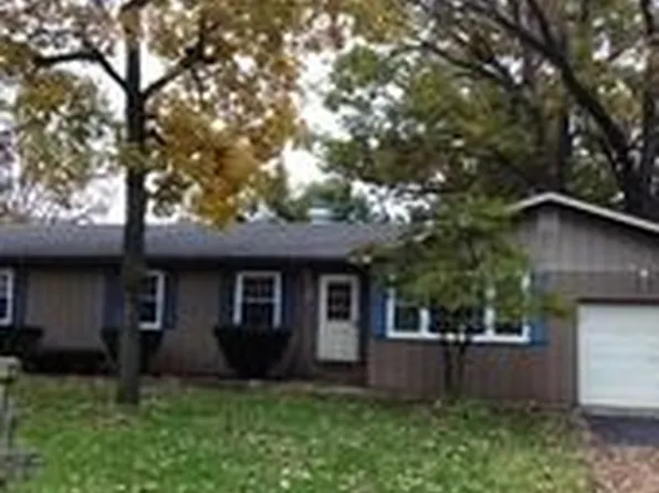 6815 Meadow Dr, Crystal Lake, IL 60012