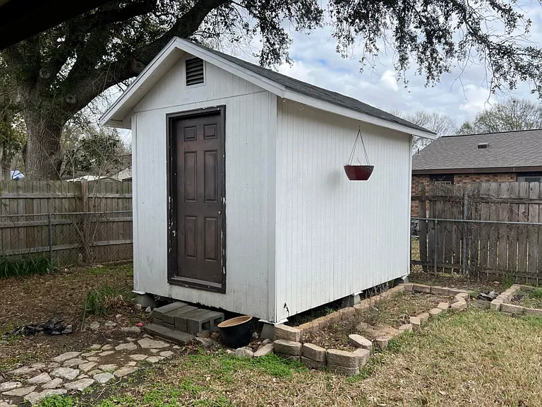 402 Thompson Dr — Photo 8