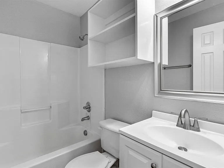 1716 Manor Garden Curv — Photo 7