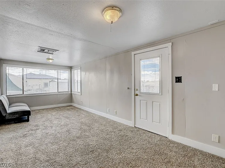214 W Victory Rd — Photo 22