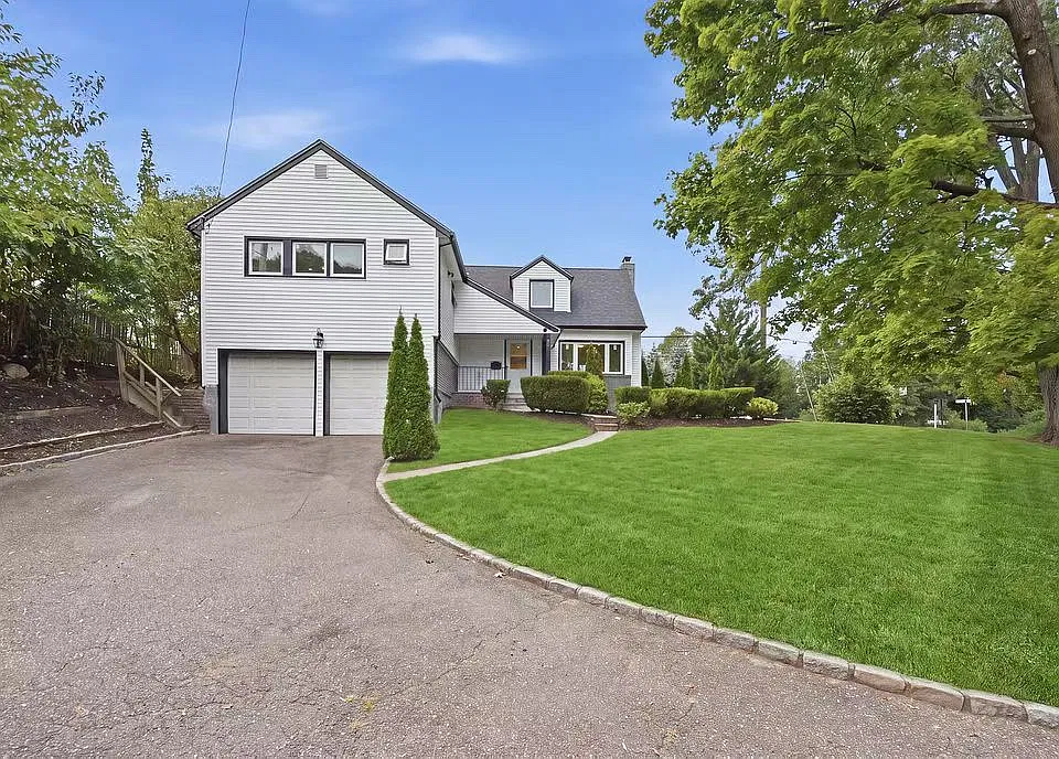 84 Middle Neck Rd