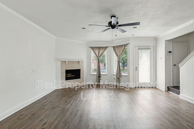 1st image of 3921 Brandon Park Dr