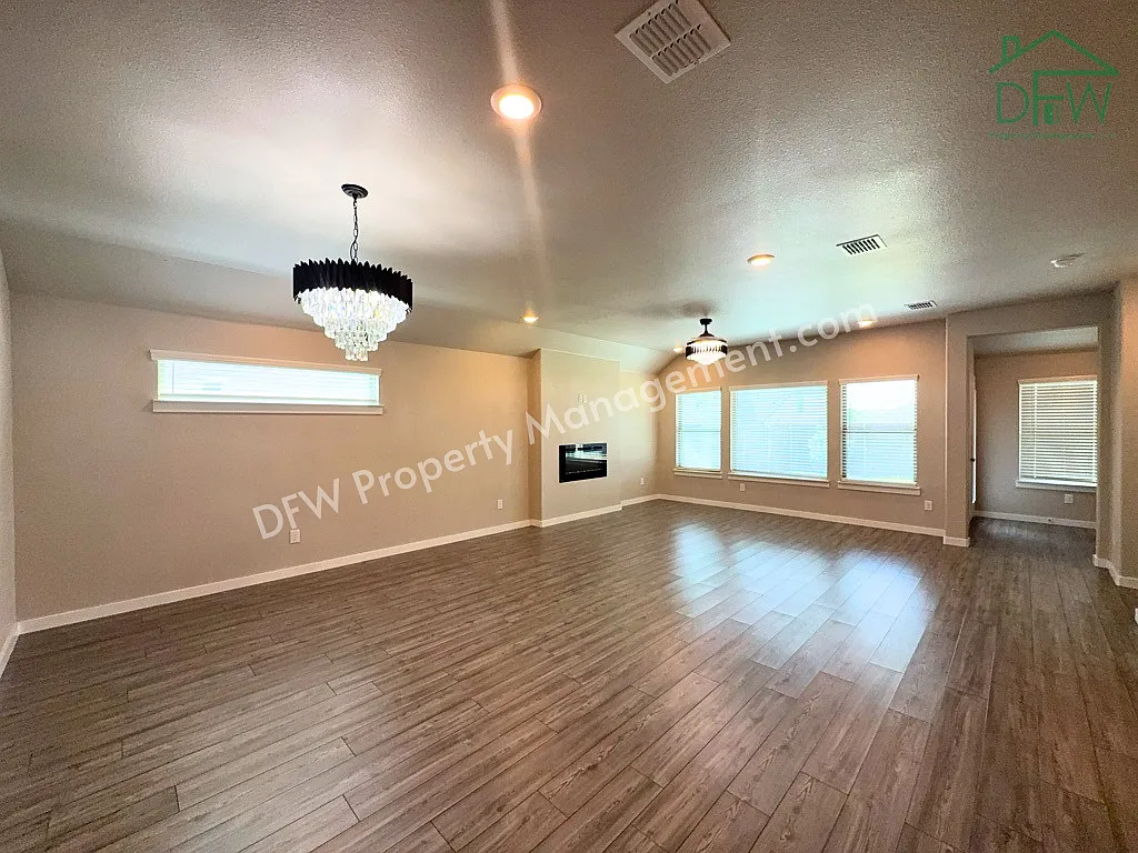 4 bed, 2.0 bath, 2158 sqft, $2,650 — Photo 2