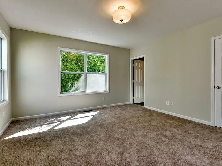 518 E Trinity Ln — Photo 4