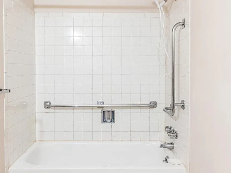Walnut Street Apartments — Photo 8