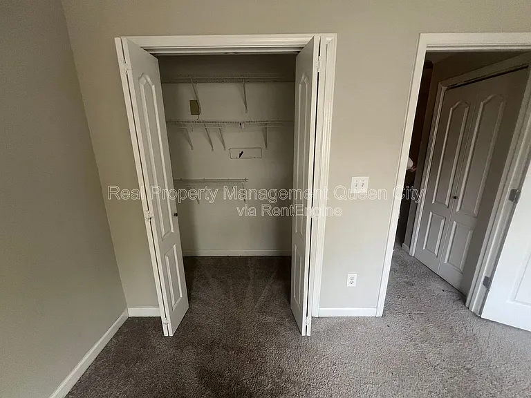 1224 Green Oaks Ln #B — Photo 10
