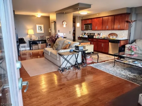 60 Parkway Dr #12A, East Orange City, NJ 07017