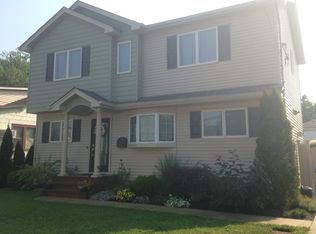 2 Richard Ave, Merrick, NY 11566