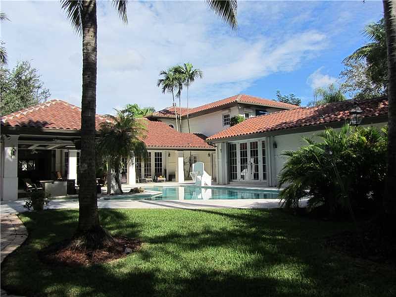 MAGAZINE QUALITY ESTATE - BUCOLIC TROPICAL SETTING